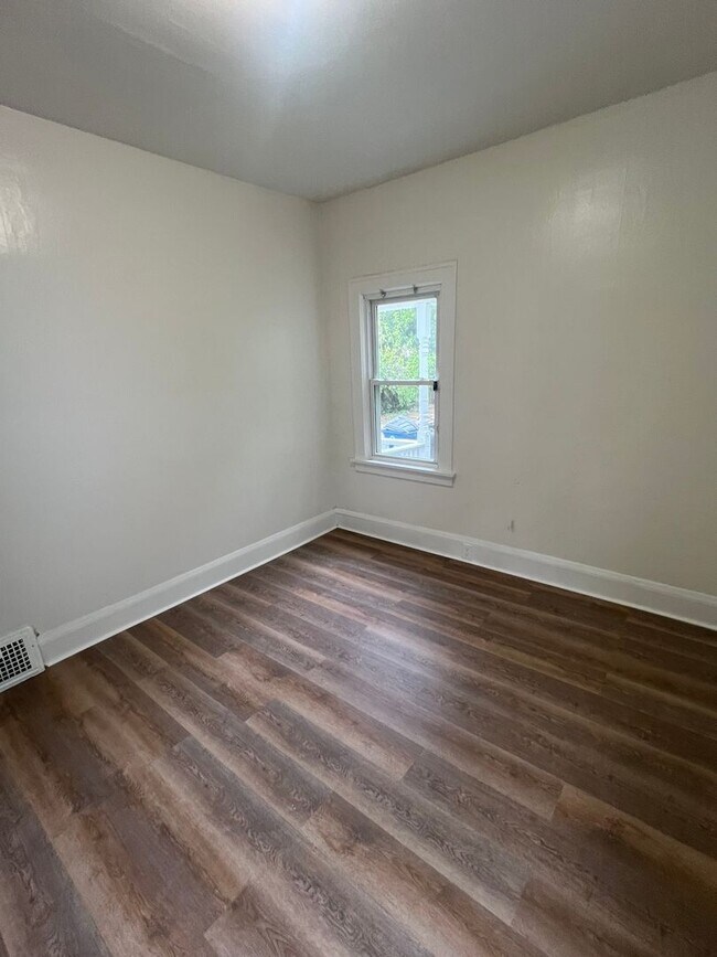 Building Photo - Charming 4-Bedroom Single-Family Home in C...