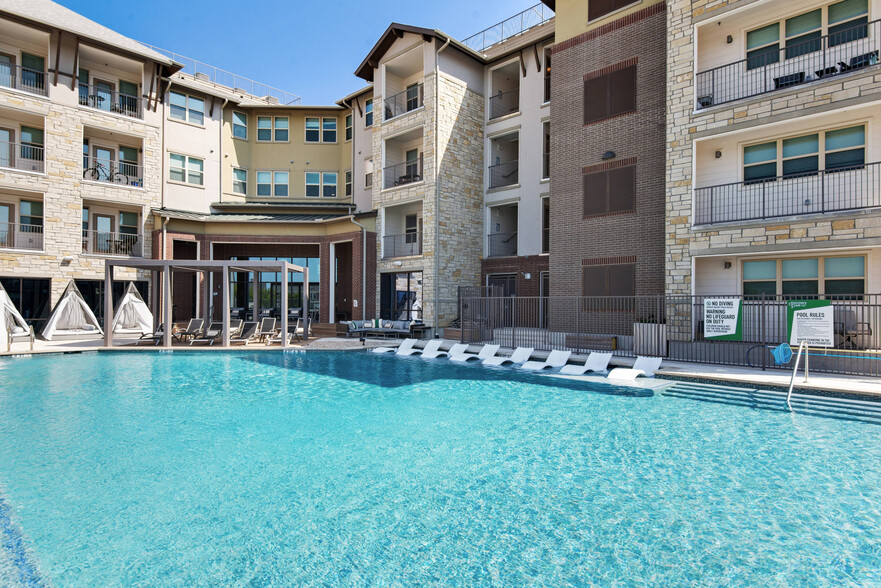 Resort-Style Swimming Pool at Discovery Park, Denton TX | Relax and Unwind - Discovery Park