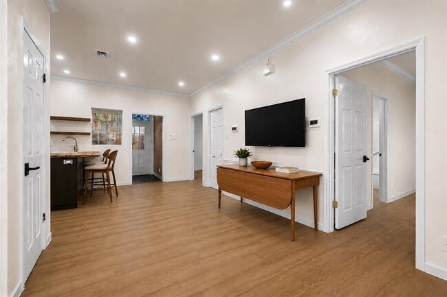 Building Photo - 1307 Kinney Ave