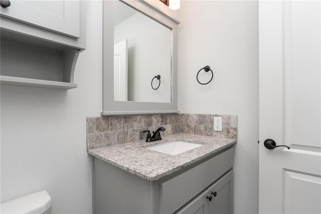Building Photo - 4 Bed with LOFT!