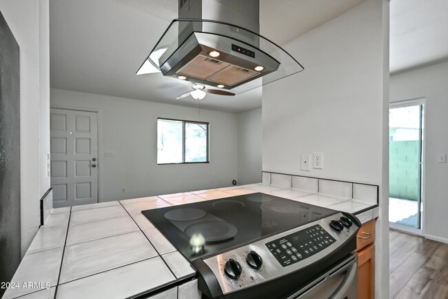 Building Photo - 729 E Cochise Dr