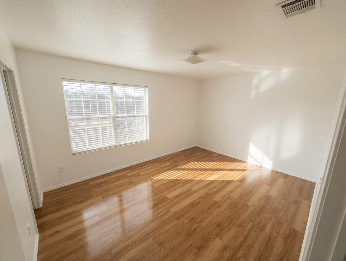 Building Photo - Room in House on Shallow Creek Dr