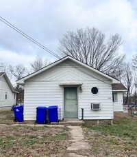 Building Photo - Newly Renovated Duplex