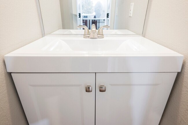 Building Photo - Fully Remodeled 3-Bedroom Townhome