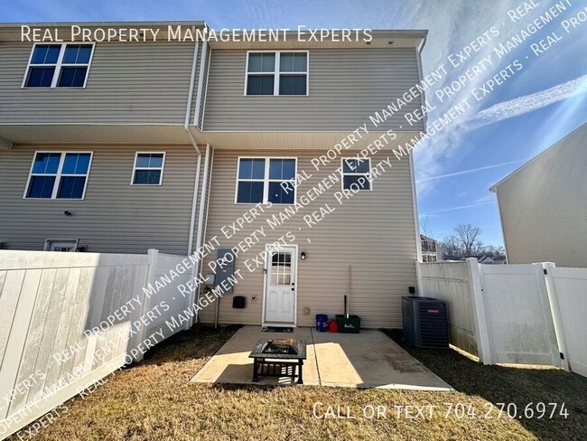 Building Photo - Charming 3BR/2BA townhouse in Charlotte