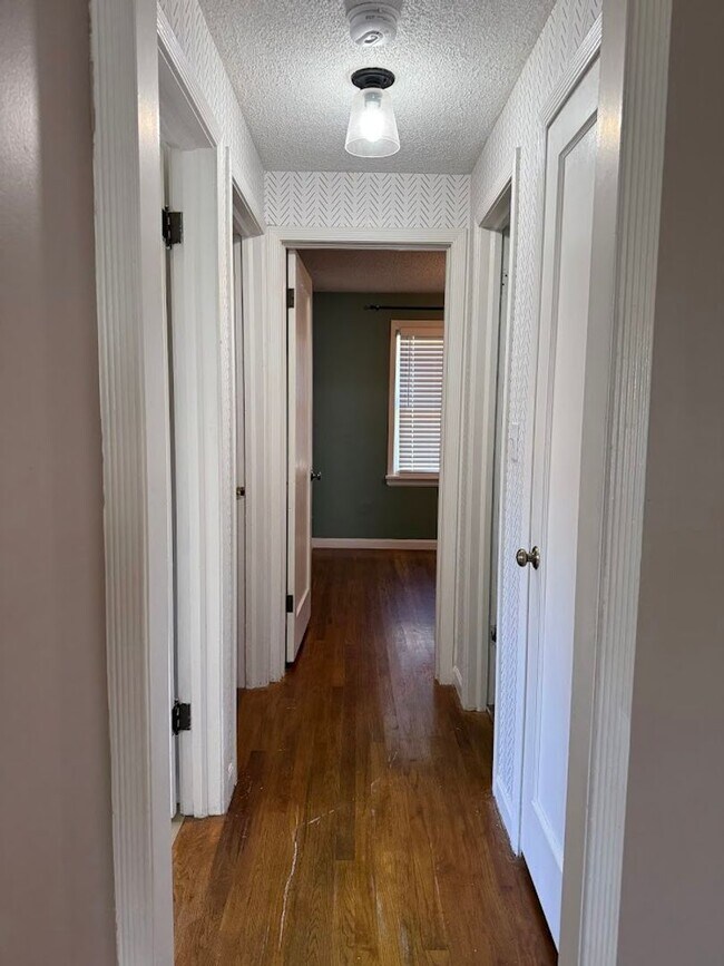 Building Photo - Audubon-Downriver Neighborhood 4 bedroom, 1 bath corner lot with large, fenced yard