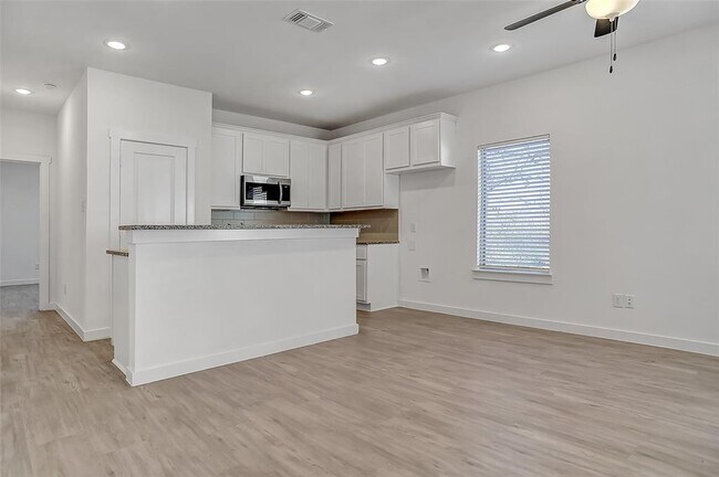 Building Photo - 1219 Bells Dr