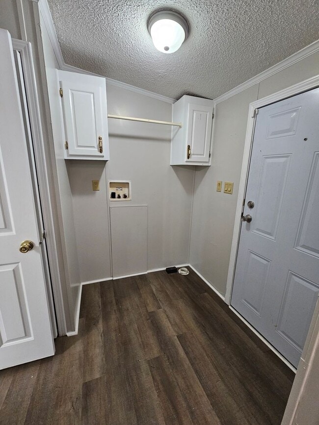 Building Photo - Renovated 3 Bedroom 2 Bath Home- Minutes from Shopping & Restaurants