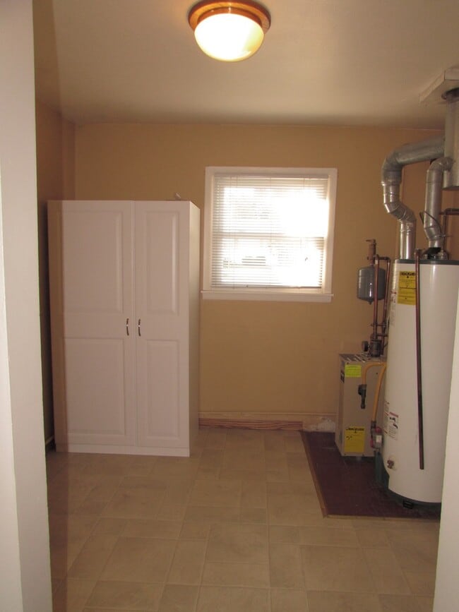 Building Photo - 3 BEDROOM | 1 BATH | SOUTH | DETACHED GARAGE