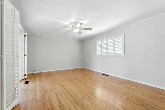Building Photo - Spacious 2BD/2BA Home with Bonus Huge Room...