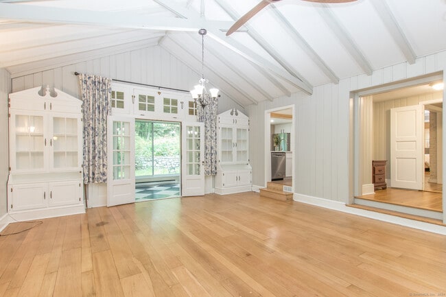 Building Photo - 211 New Canaan Rd