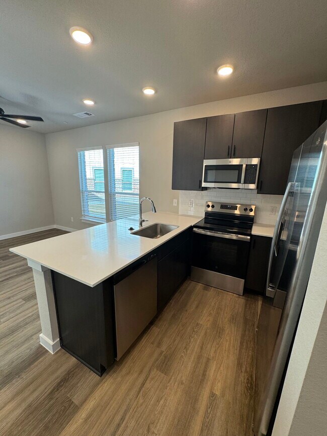 Building Photo - 200 White Water Dr