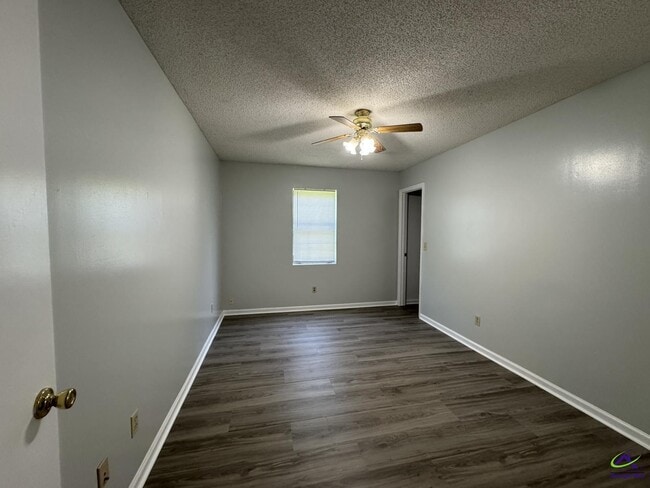 Building Photo - 120 Springwood Dr