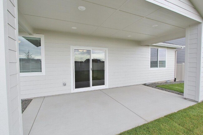 Building Photo - Immaculate Single-Level Home