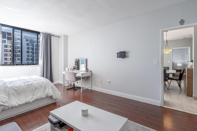 Building Photo - 540 Brickell Key Dr