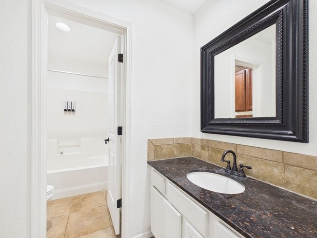 Building Photo - 4/2/2 in City View!