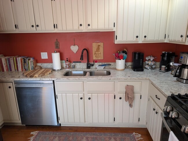 Building Photo - 607 Tamarack Dr W