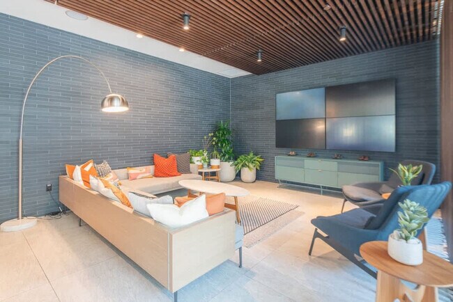 Building Photo - 688 W 1st St