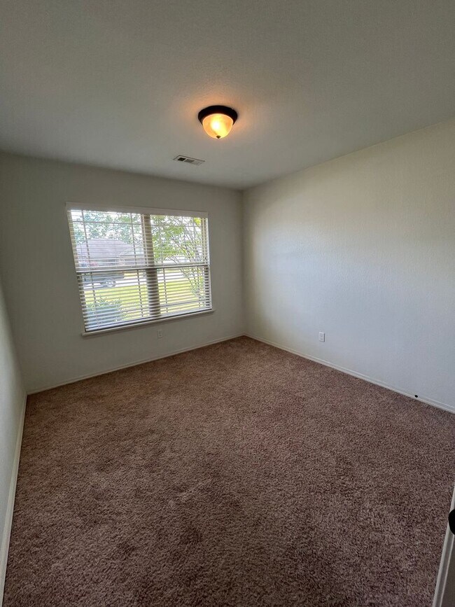 Building Photo - New Listing!