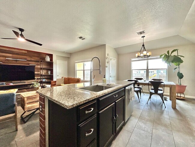 Building Photo - Stunning 3/BR 2/BA Home with Spacious Back...