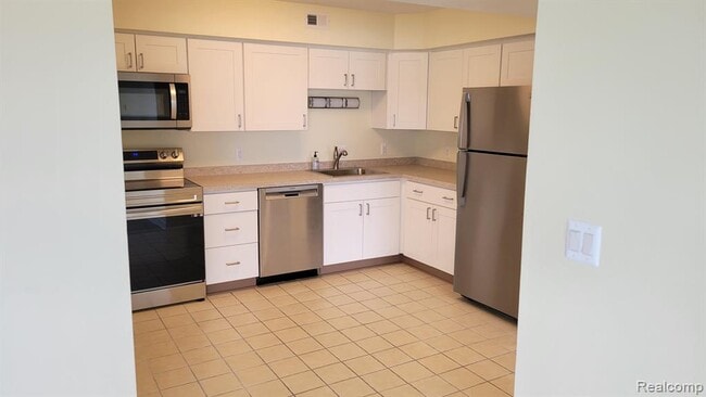 Building Photo - 2445 Riverside Dr