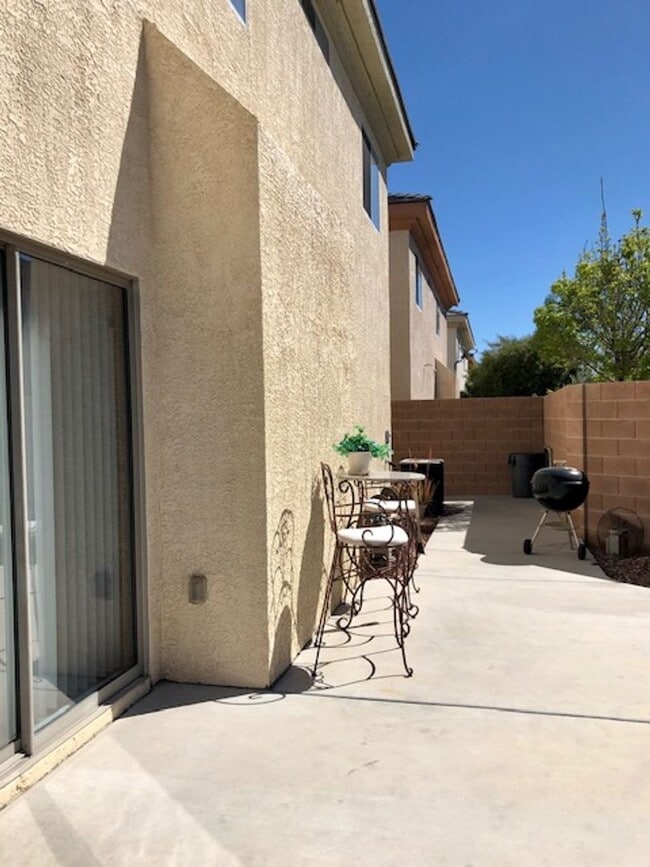 Building Photo - Great Gated Community Near Strip !!!!