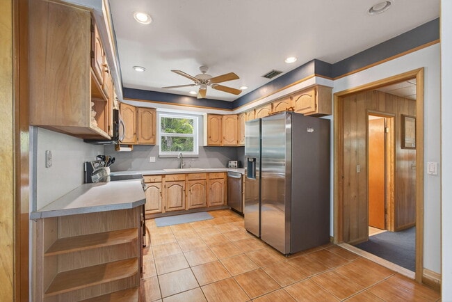 Building Photo - 704 Juniper Dr