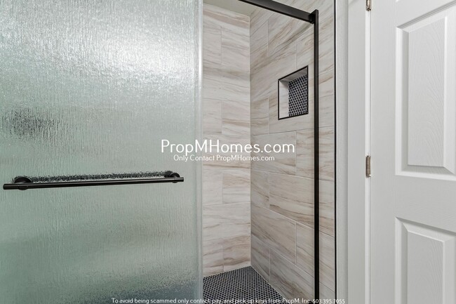 Building Photo - Beautifully Updated Condo in Multnomah Vil...