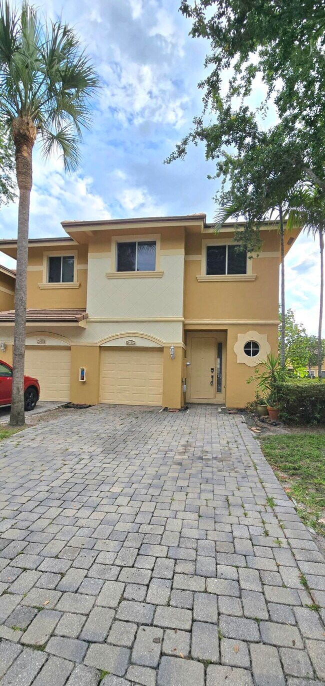 Building Photo - 4305 Coventry Pointe Way