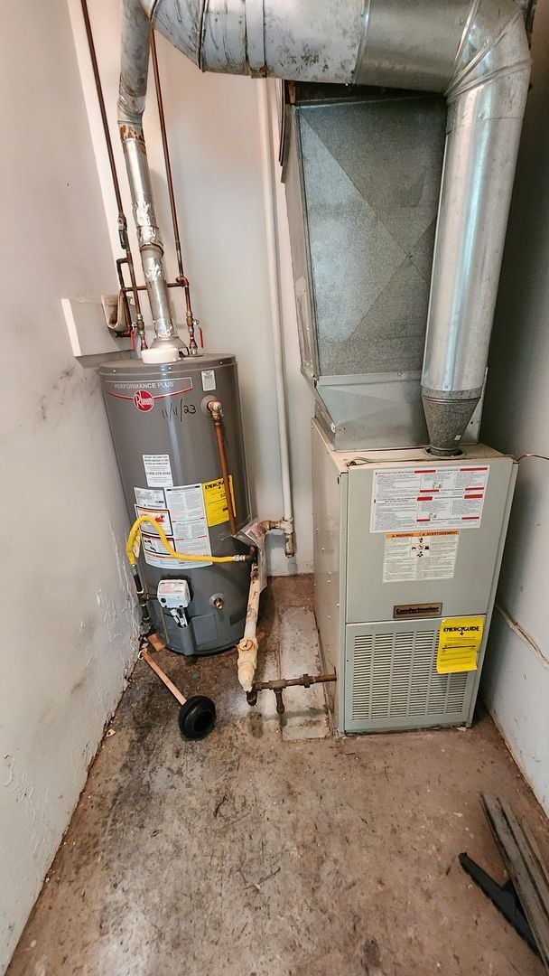 Building Photo - Three bedroom 1.5 house available for rent May 1 2026!