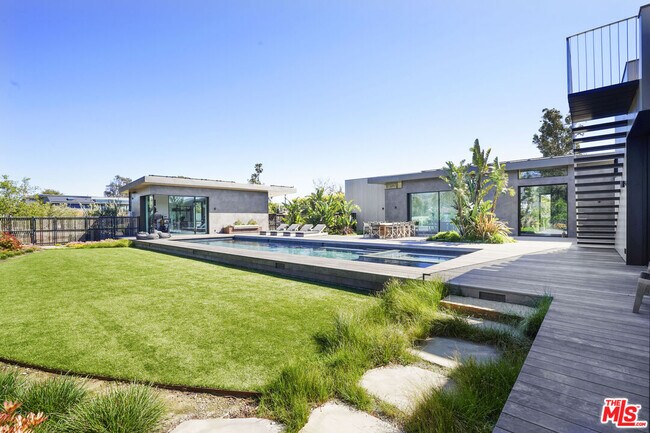 Building Photo - 6755 Dume Dr