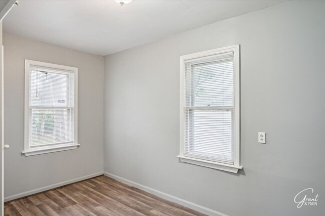 Building Photo - 2 bedroom
