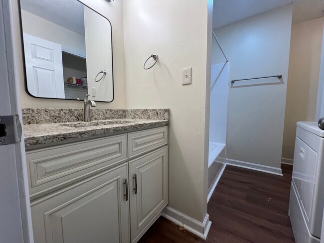 Building Photo - Room in House on Hillboro Cir SW