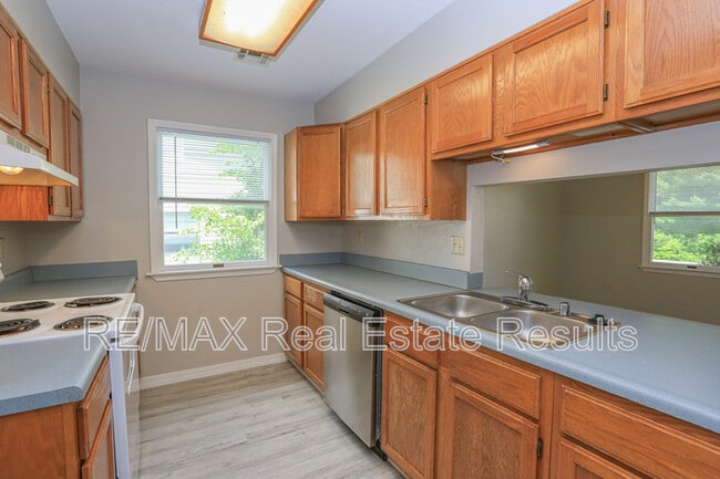 Building Photo - 205 White Oak Dr NE