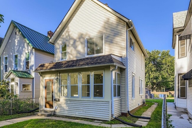 Building Photo - 2630 14th Ave S