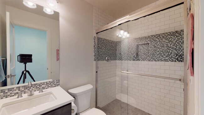 Building Photo - Issaquah highlands 5 bedroom plus Den and 5.5 bathroom newer home with a lot of amenities!!!  A m...