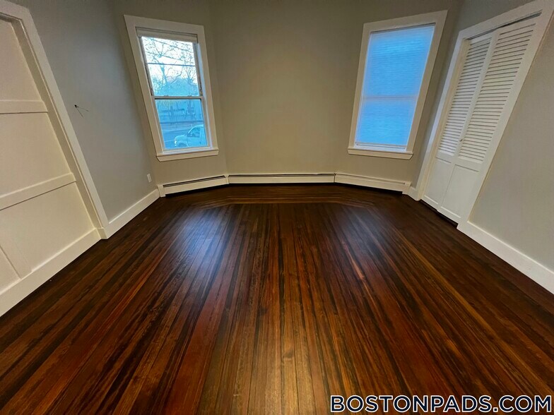 Building Photo - 158 Holland St