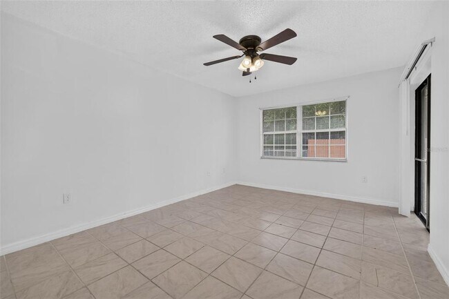 Building Photo - 658 Royalty Ct