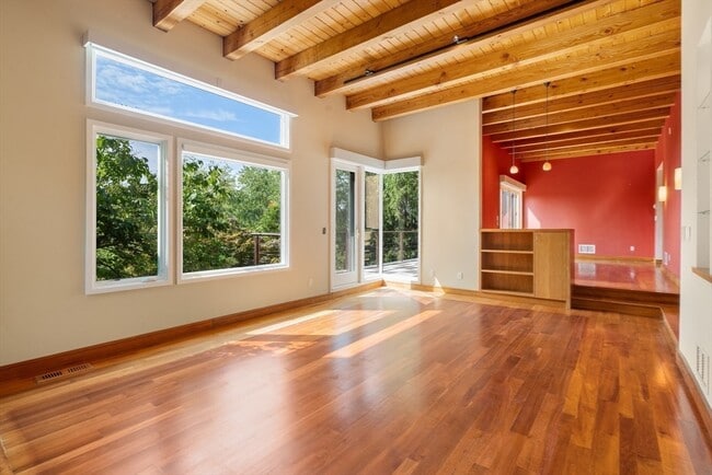 Building Photo - 225 Kenrick St