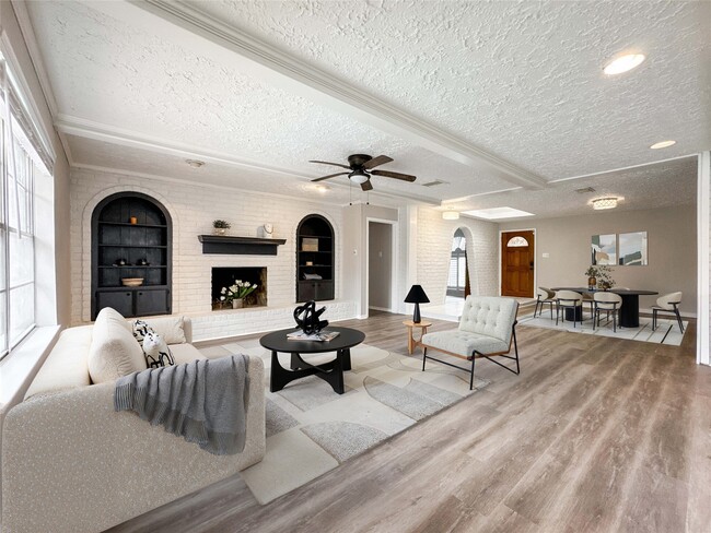 Building Photo - 15002 Torry Pines Rd