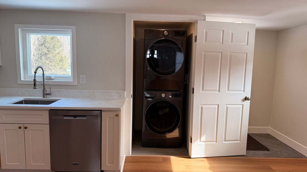 Building Photo - 193 Sidney Rd