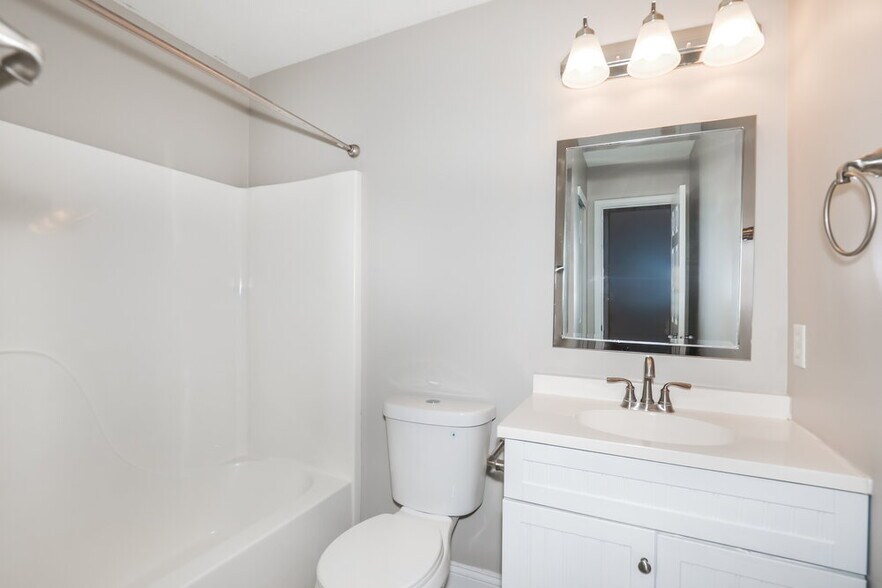 Building Photo - 6667 W Longview Dr