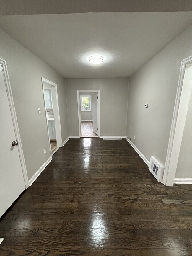 Building Photo - Charming 4-bed home in Gary!