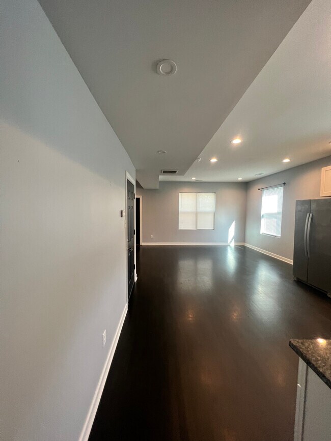 Building Photo - 417 S Willow Ave