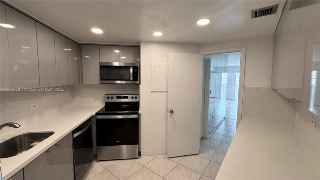 Building Photo - 905 Brickell Bay Dr