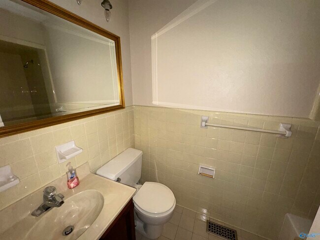 Building Photo - 816 Mira Vista Dr SE