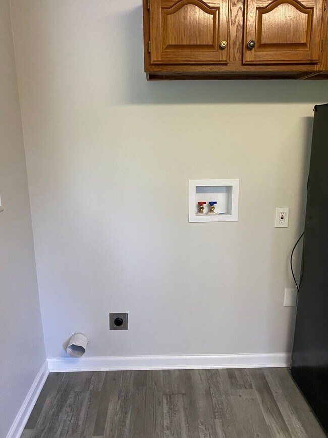 Building Photo - Newly remodeled 2 bed 1 bath home in Red B...