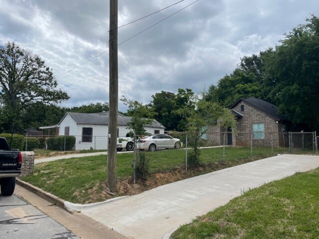 Building Photo - 2104 W Robbins St