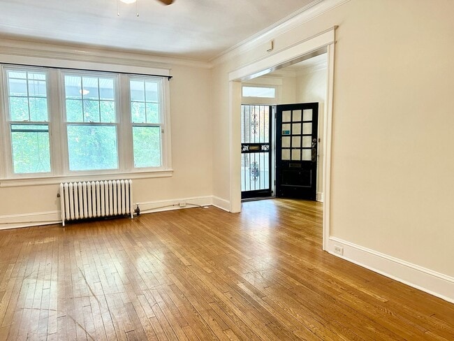 Building Photo - 4 Bed + 2 Bath - Pets Welcome! Parking!