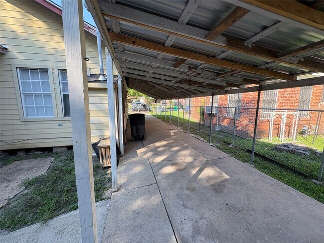 Building Photo - 5234 Claremont St